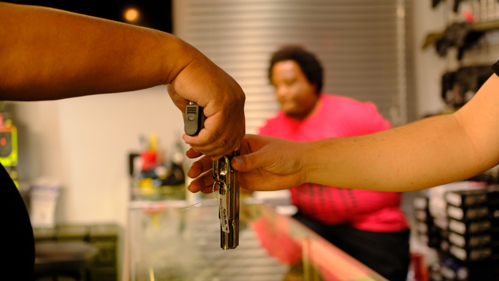 Senadores de EEUU logran acuerdo de mínimos que aumenta el control de armas