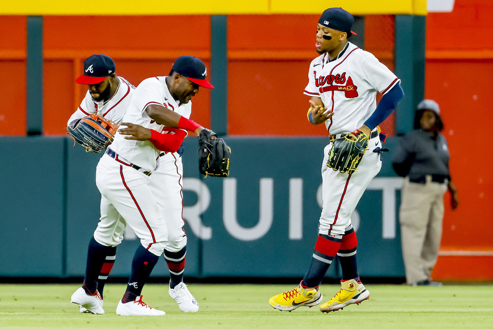 Abreu muestra su poder dos veces; Bravos siguen con el acelerador a fondo