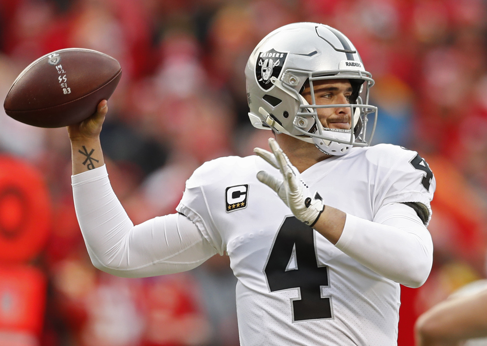 Derek Carr afirma que sería genial tener a Colin Kaepernick en los Raiders