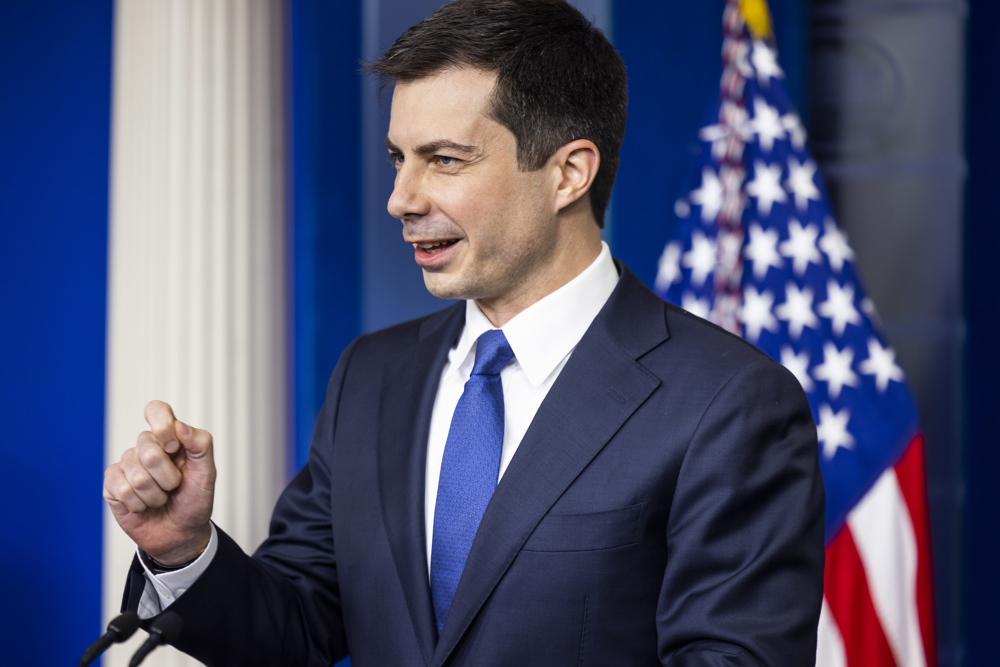 EEUU quiere liderar “revolución de coches eléctricos” con red de cargadores