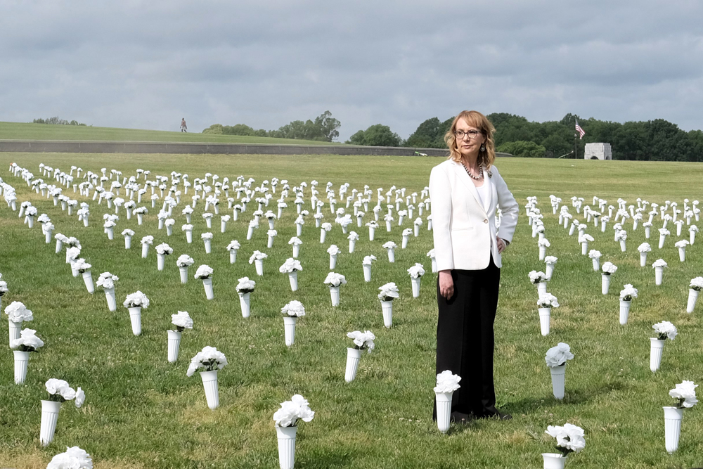 Un mar de flores, un mar de muertos por la violencia con armas en EE.UU.