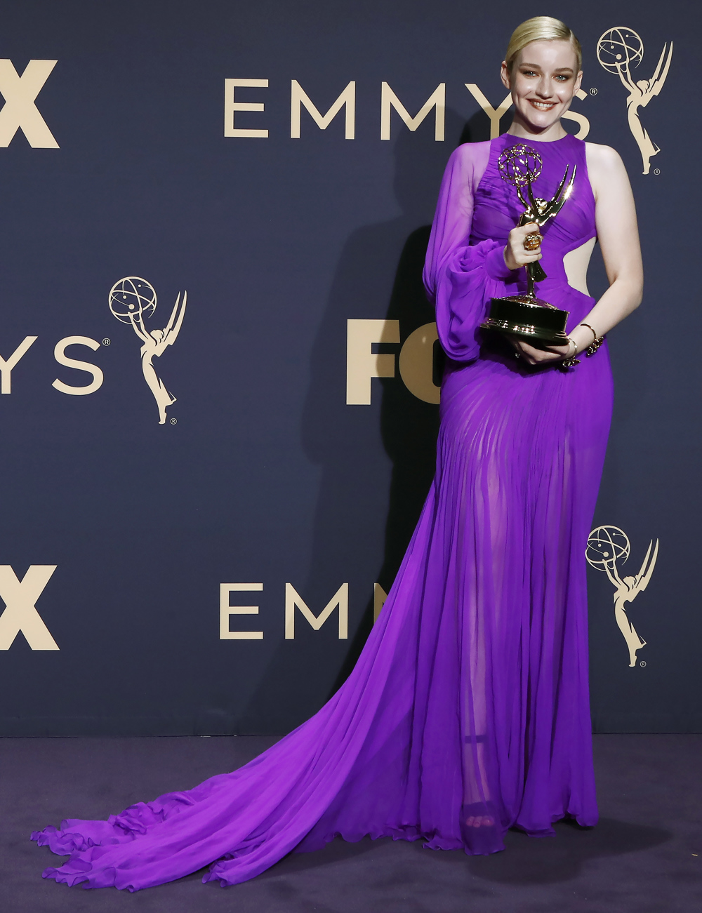 Universal ofrece a la actriz Julia Garner protagonizar la película de Madonna