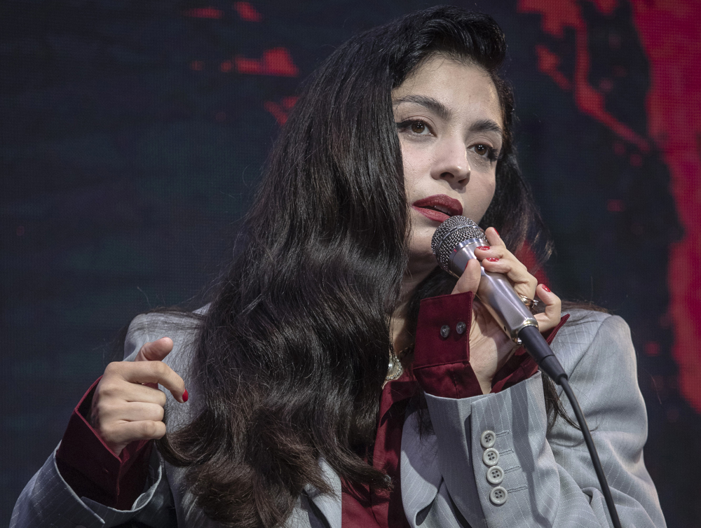 Mon Laferte prepara su gira por México y cuenta que ya tiene la nacionalidad