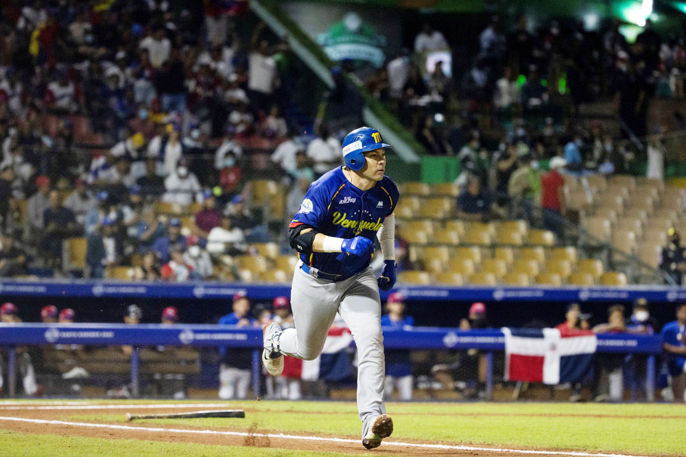 El venezolano Romero da triunfo al Águila que se acerca al liderato