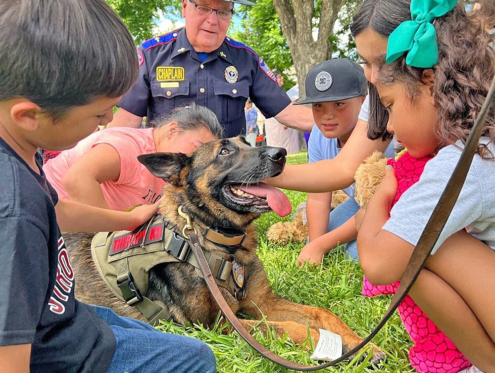 Comisionados, policías, bomberos y líderes de Pharr visitan Uvalde