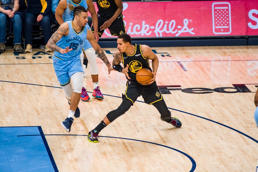 El presidente de México recibe a Juan Toscano-Anderson y al trofeo de la NBA