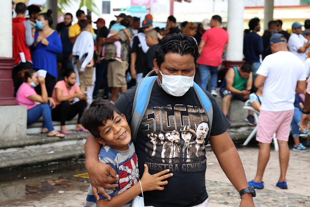 ONG pide protección para menores migrantes que viajan en caravana por México