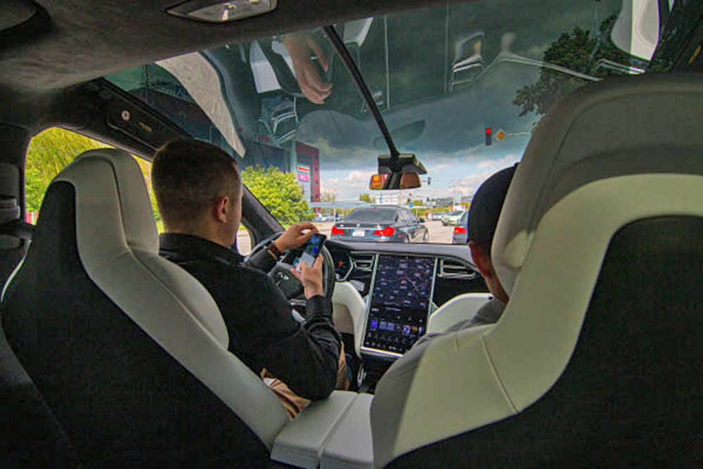 Sistema de conducción autónoma genera polémica sobre si es adecuado o no utilizarlo