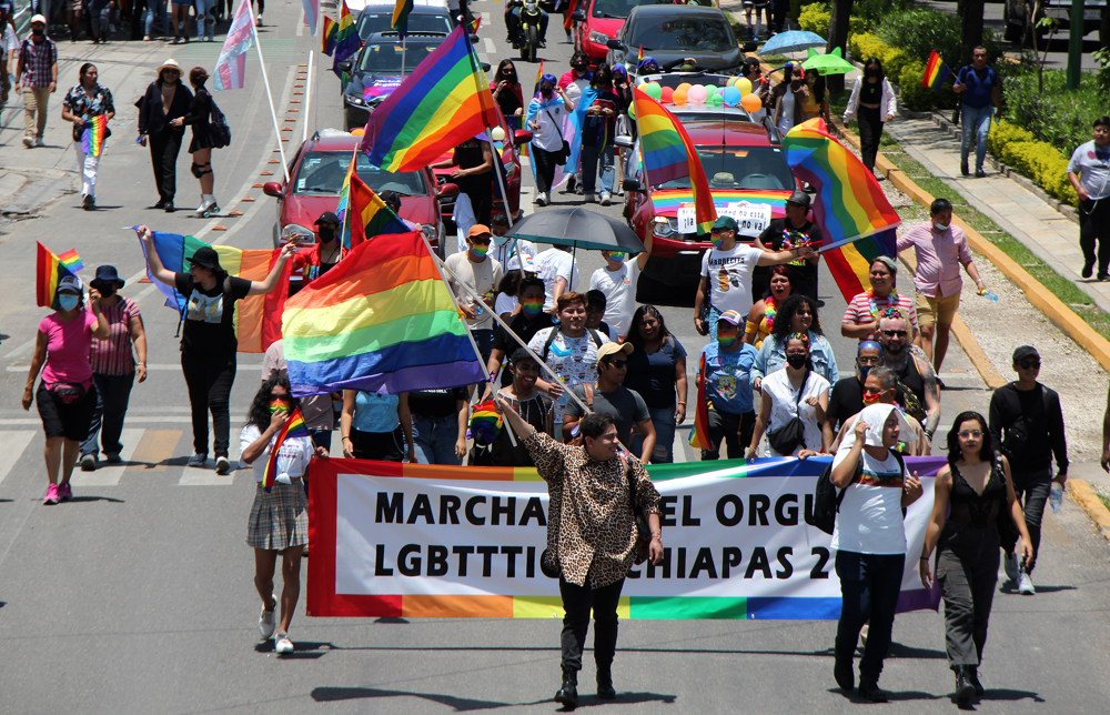 Miles de personas marchan en defensa de la comunidad LGBT+ en el sur de México