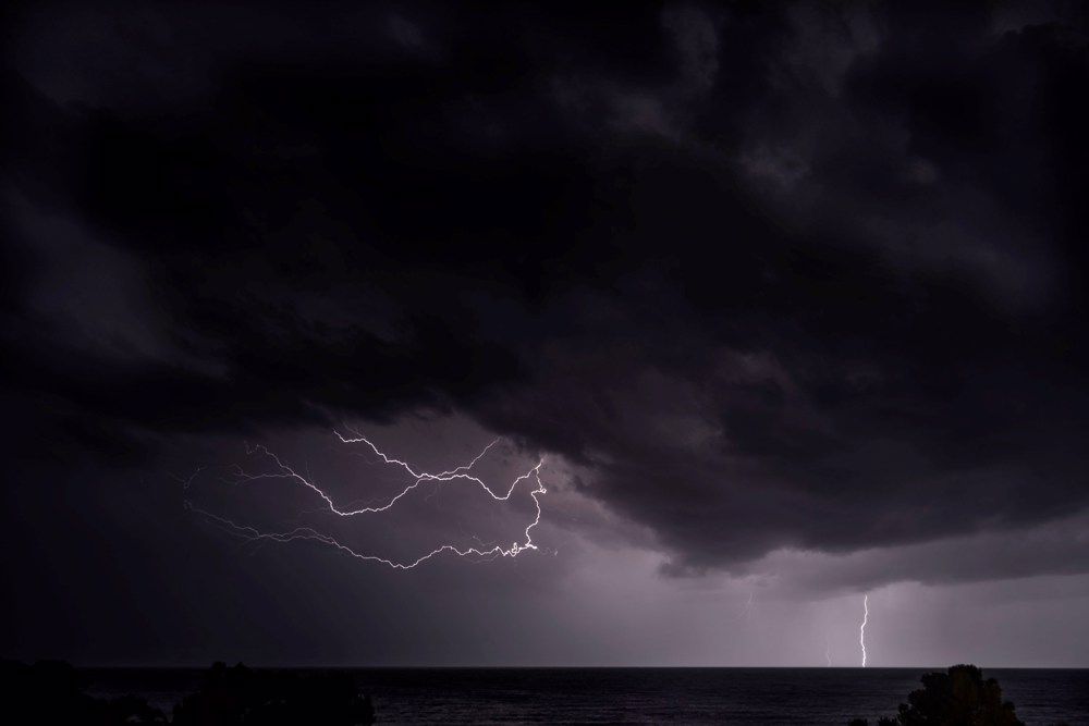 Siete personas rescatadas tras caer un rayo en su bote en el Golfo de México