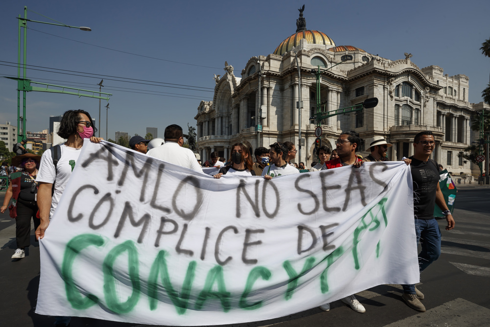Estudiantes mexicanos marchan contra “imposición” del Gobierno en universidad