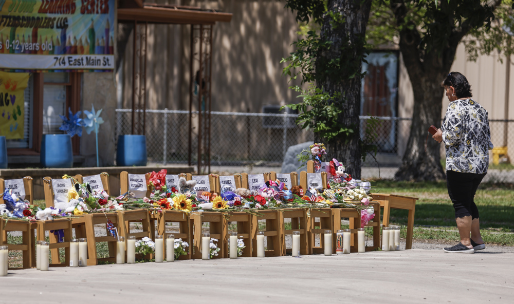 Suspenden a la directora de la escuela del tiroteo de Uvalde