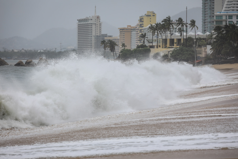 El huracán Estelle se aleja de las costas de México pero deja lluvias