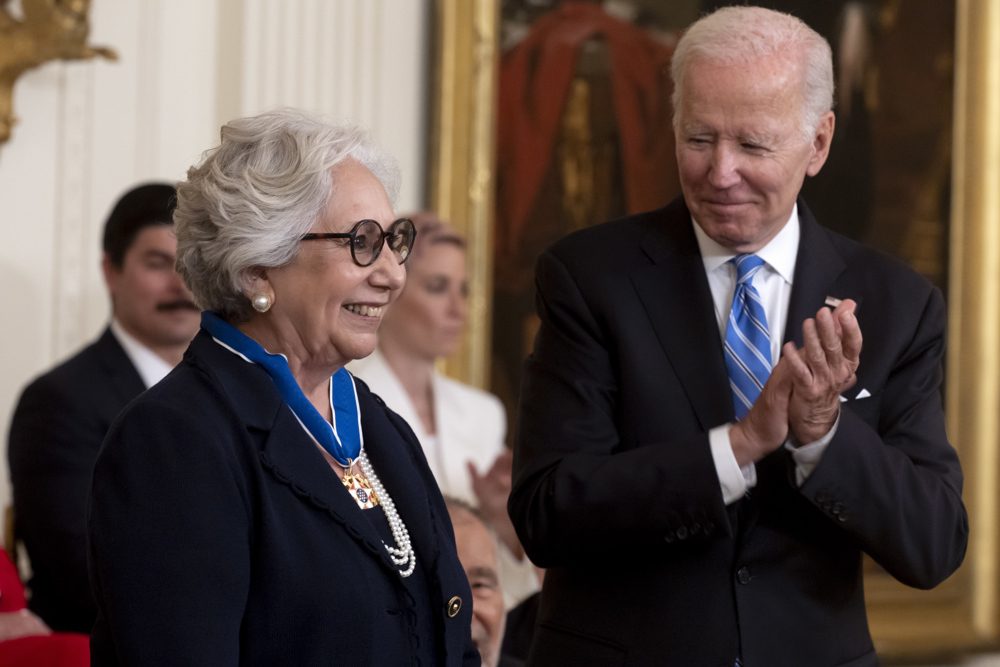 Biden premia la lucha por el control de las armas y el activismo social