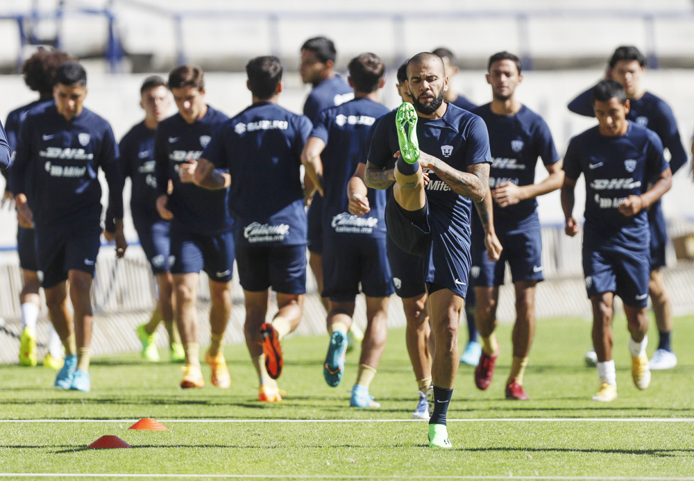 Dani Alves marca territorio como el líder de la manada de los Pumas UNAM