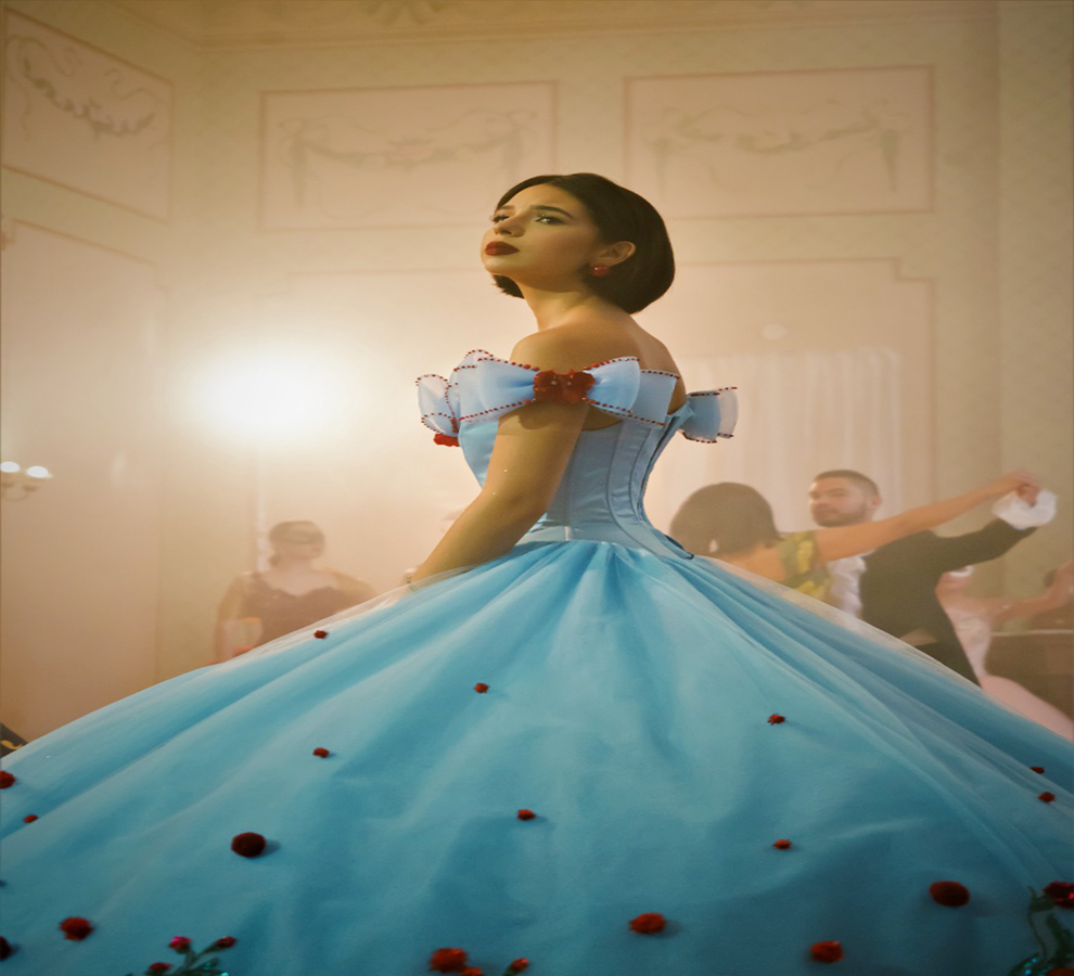 Ángela Aguilar se lleva la noche de Premios Juventud y estrena su nuevo videoclip “Se Disfrazó”