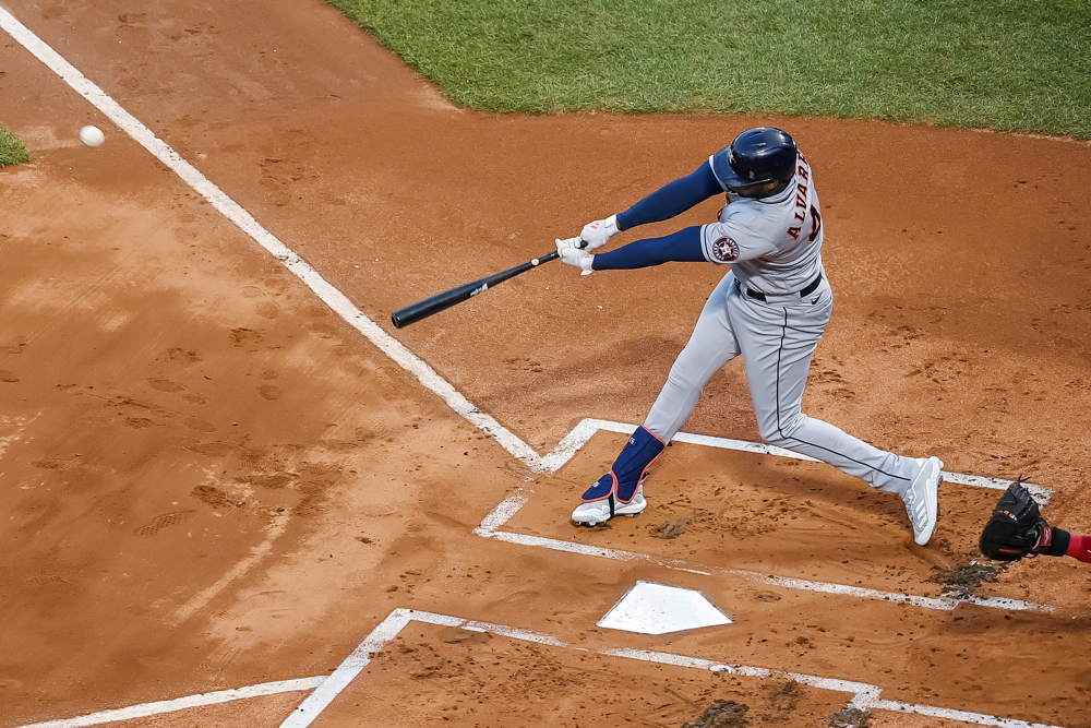 El cubano Álvarez inicia prácticas con el bate de cara a regreso con Astros