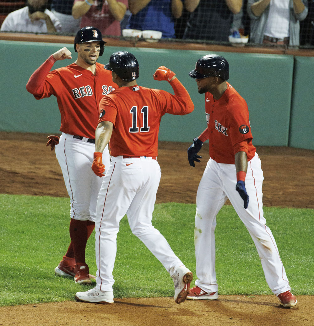 Devers y Betts brillan con el bate y Verlander y Gonsolin desde el montículo