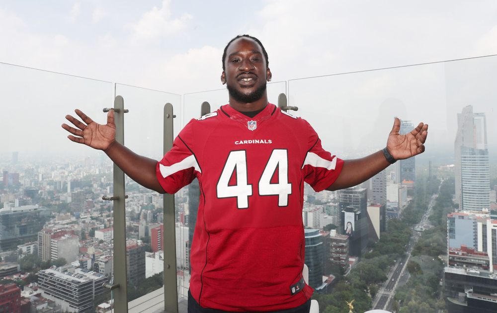 El apoyador Markus Golden, asombrado con pasión en México por la NFL