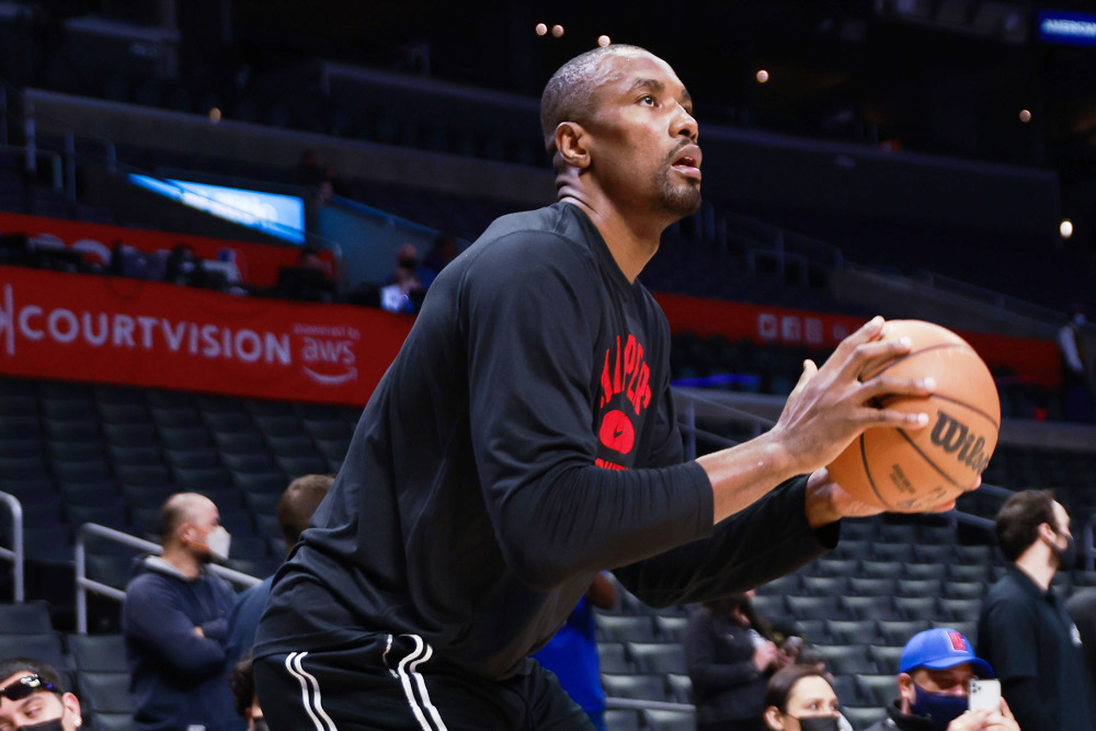 Serge Ibaka continuará un año más en los Milwaukee Bucks de Antetokounmpo