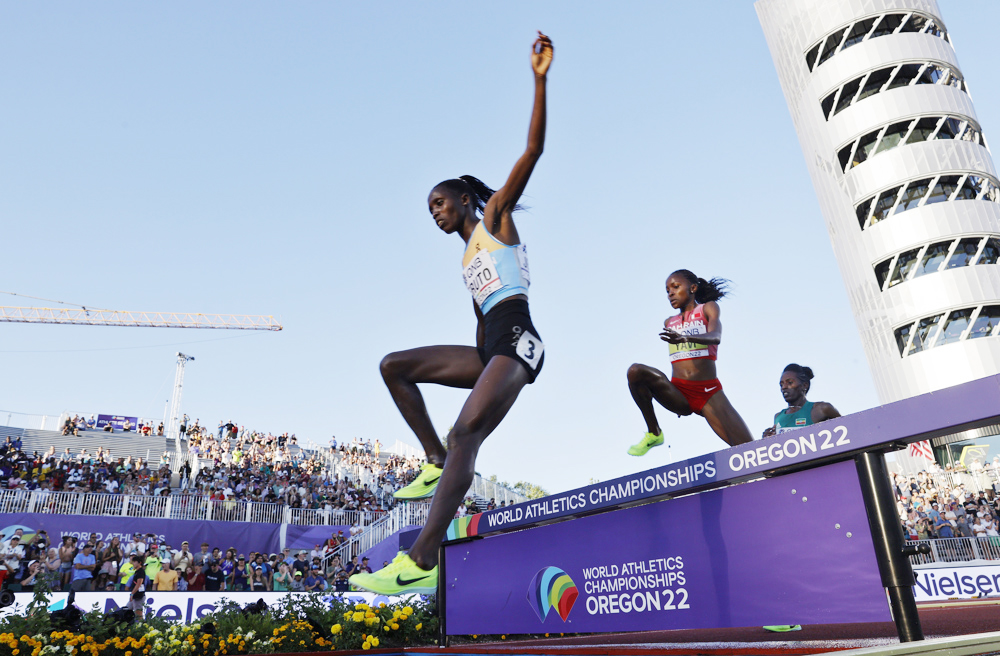 Jeruto gana un laborioso oro en 3.000 m obstáculos