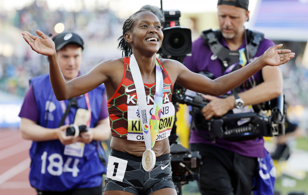 Kipyegon recupera el título de 1.500 en un cerrado duelo con Tsegay