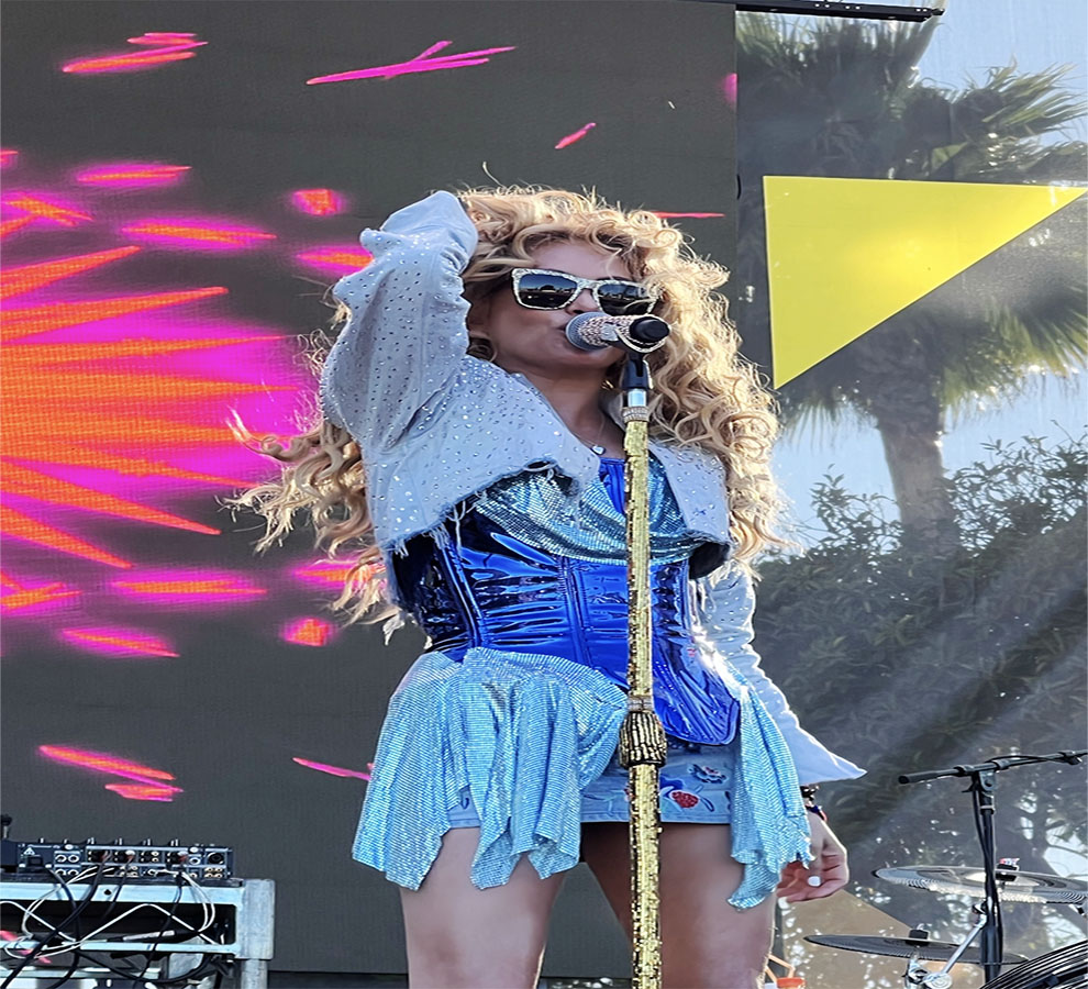 Paulina Rubio vuelve al escenario entre la nostalgia y lágrimas