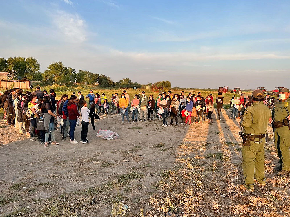 Agentes del RGV continúan encontrando grupos grandes de migrantes