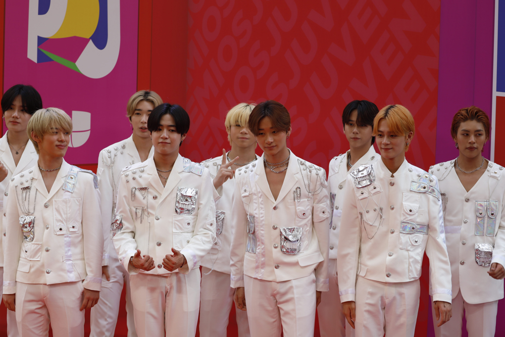 La lluvia altera la alfombra roja de Premios Juventud pero sin restar glamur