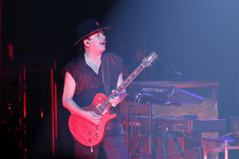 Carlos Santana, el latino que borró las fronteras del rock, cumple 75 años