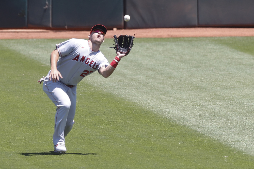 El jardinero de Angelinos Mike Trout padece una lesión crónica en la espalda