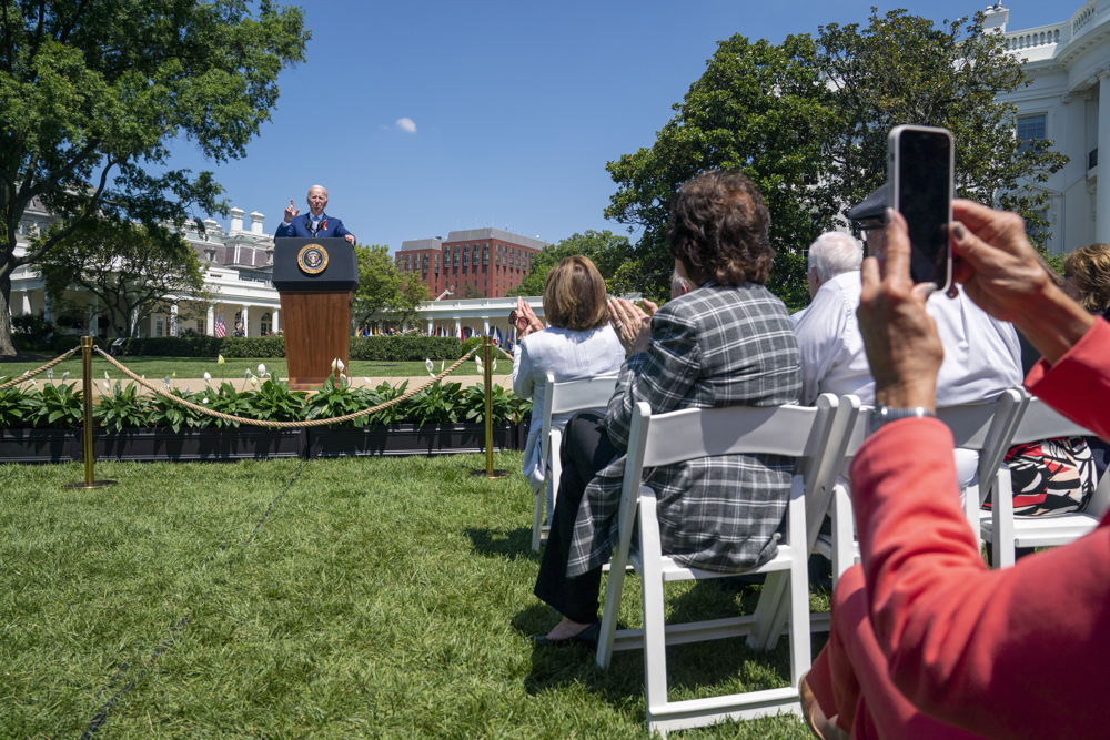 Padre de víctima de tiroteo interrumpe a Biden al firmar ley sobre armas