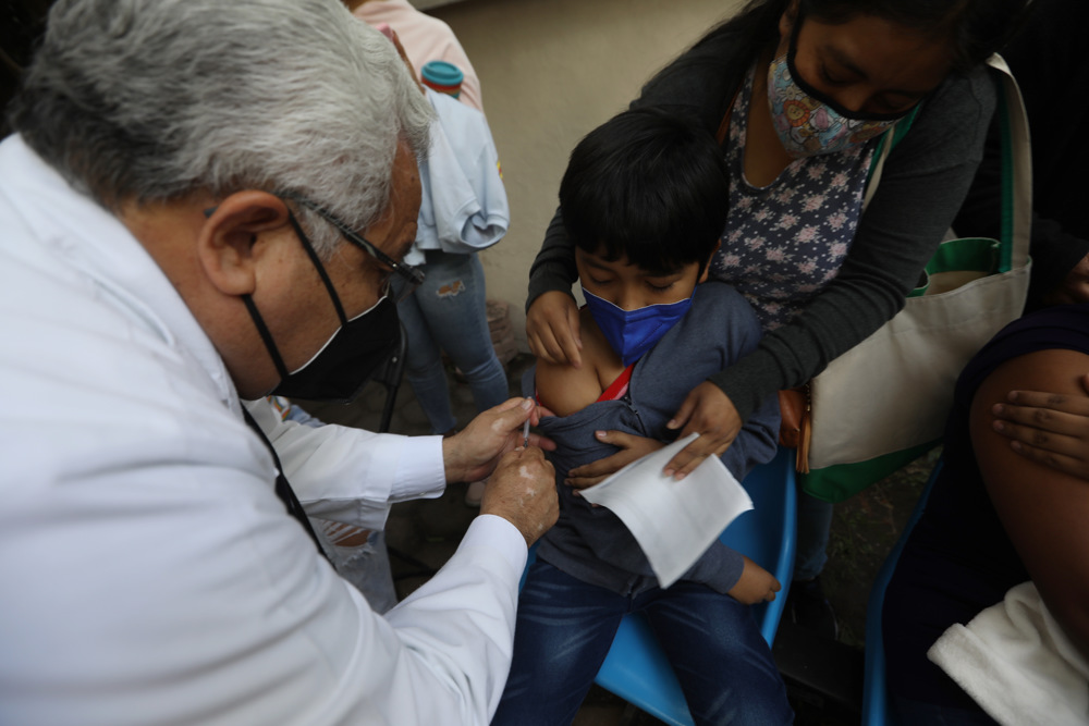 Expertos piden vacunar a niños contra la covid ante alza de casos en México