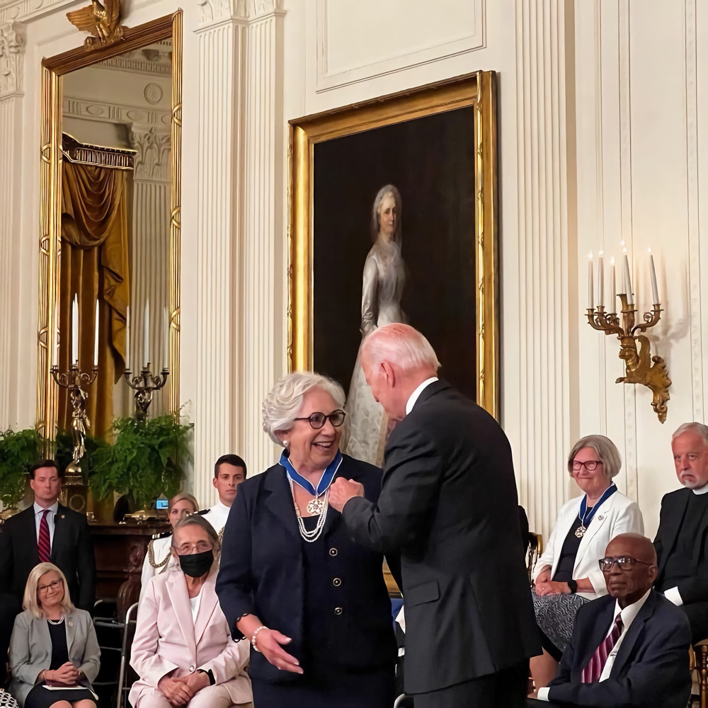 Lucha de Juliet García en la frontera, reconocida con Medalla de la Libertad