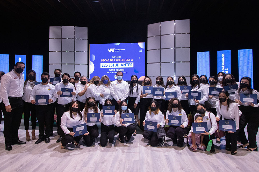 Entrega UAT becas de excelencia a estudiantes de Victoria y Mante