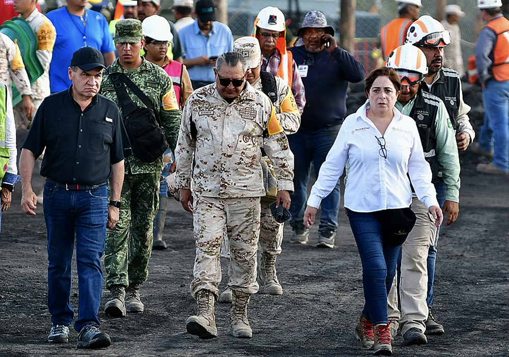 México se reúne con empresas de EEUU y Alemania para el rescate de 10 mineros