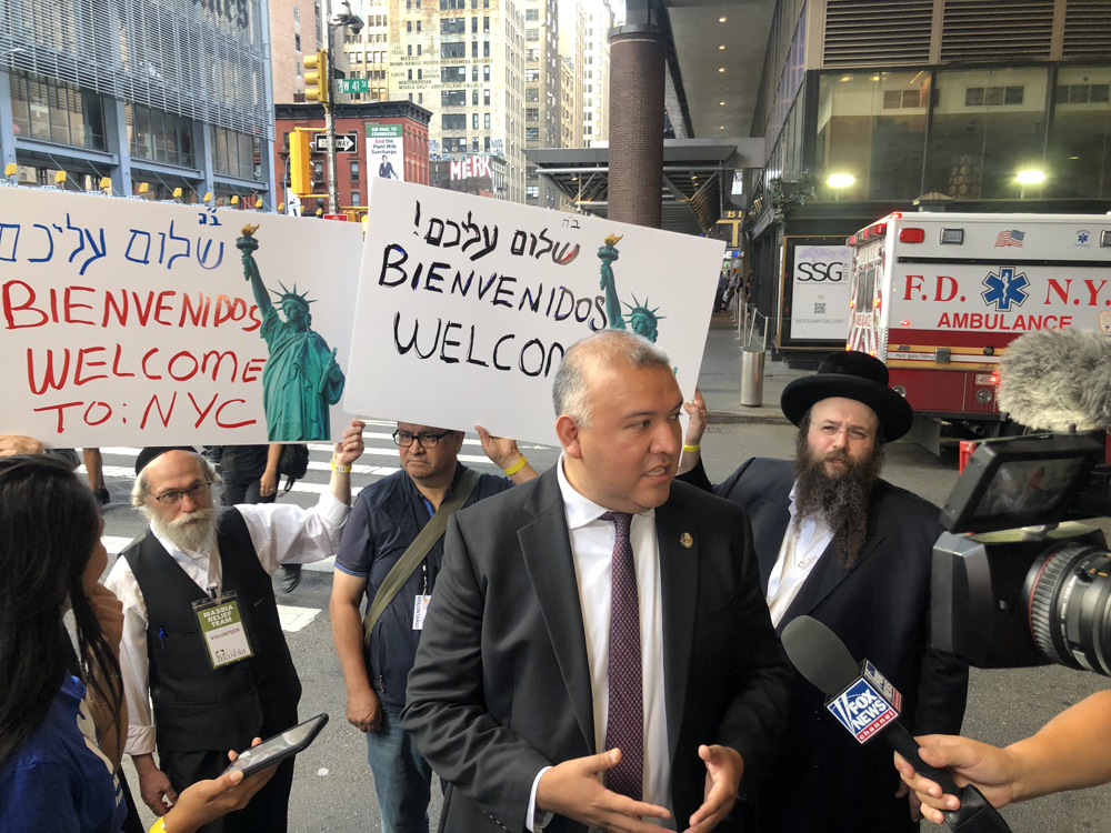 Nueva York dice que gobierno de Texas envía a los inmigrantes "como ganado"