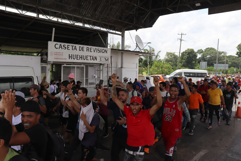 Nuevo grupo de 400 migrantes parte del sur de México para exigir permisos
