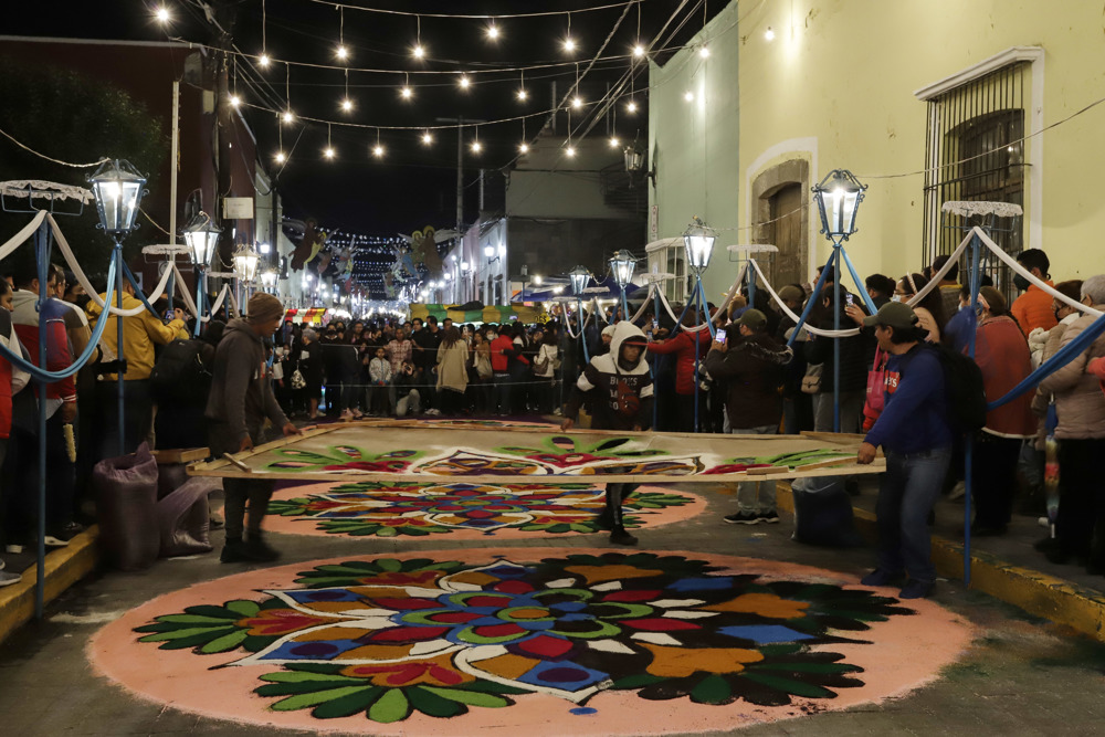 Alfombra de aserrín de 3.932 metros rompe récord mundial en centro de México