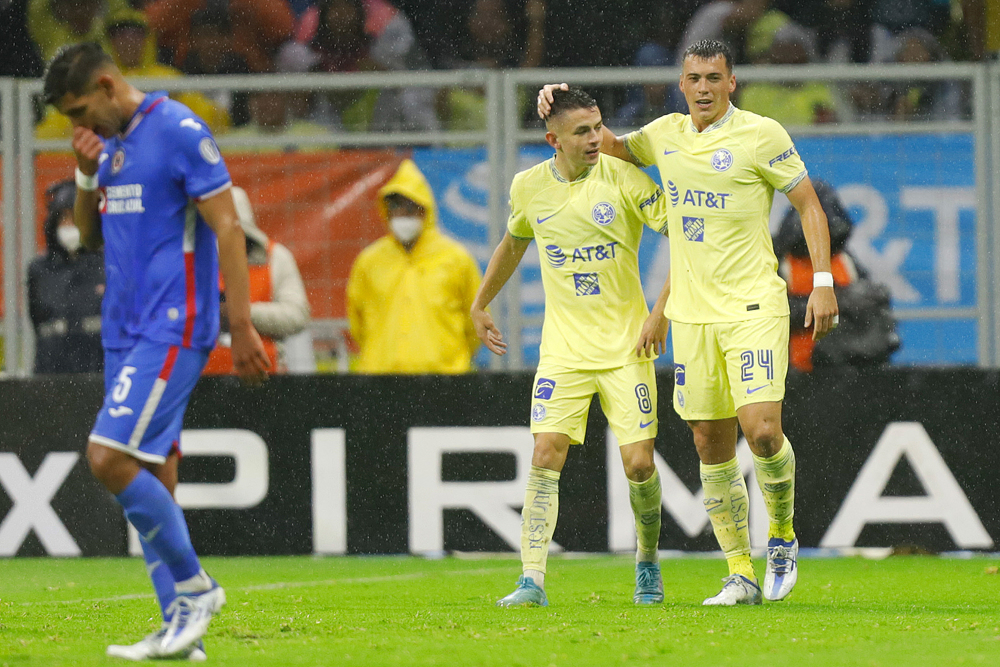 Hinchas encaran a jugadores del Cruz Azul tras goleada histórica