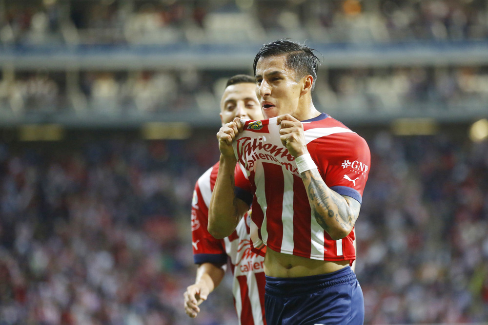 El peruano Ormeño sella triunfo de Guadalajara sobre el líder Monterrey