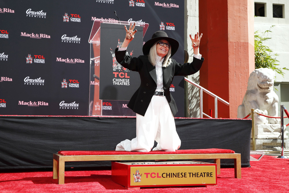 Diane Keaton inmortaliza sus huellas en el famoso Teatro Chino de Hollywood