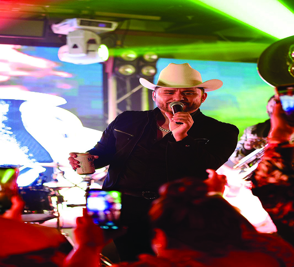 Larry Hernández Inició su gira 2022 con gran show en Phoenix