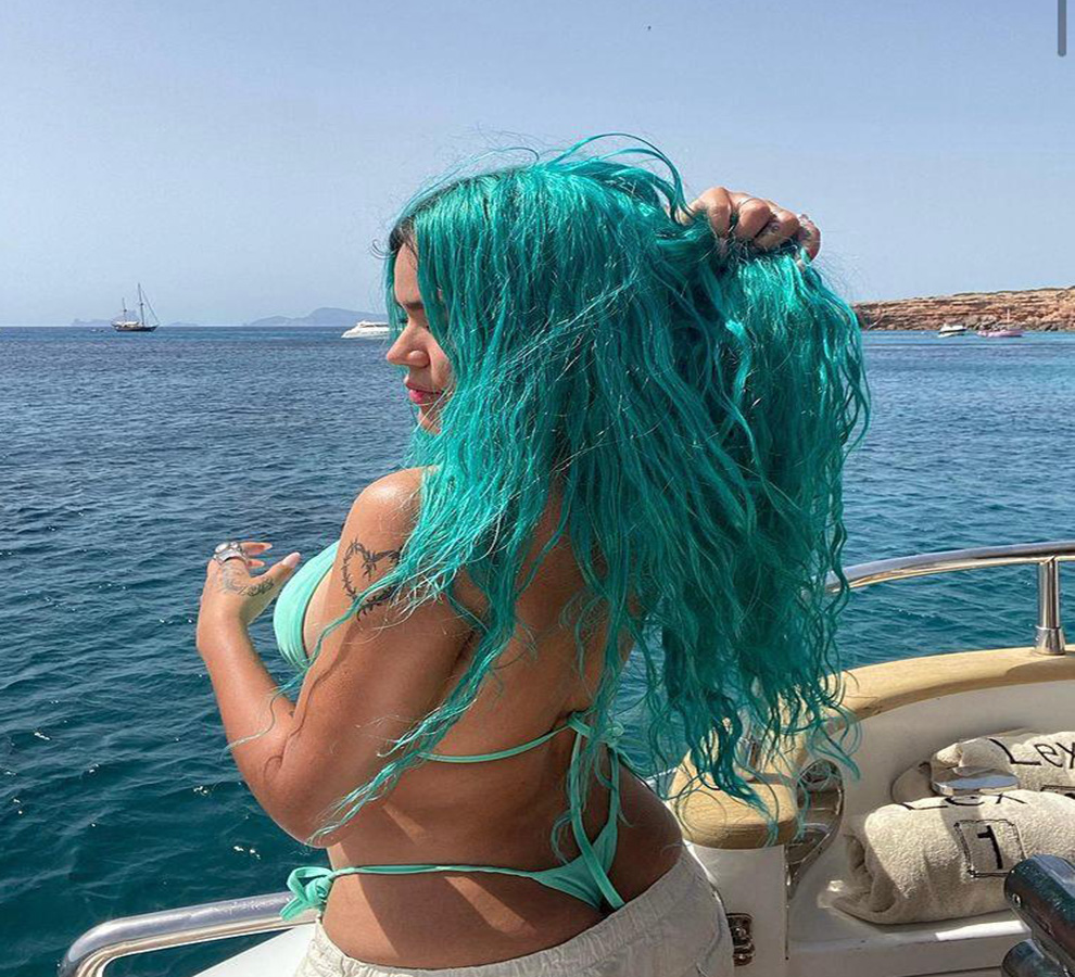 Karol G cierra ciclos despidiéndose de su icónica cabellera azul