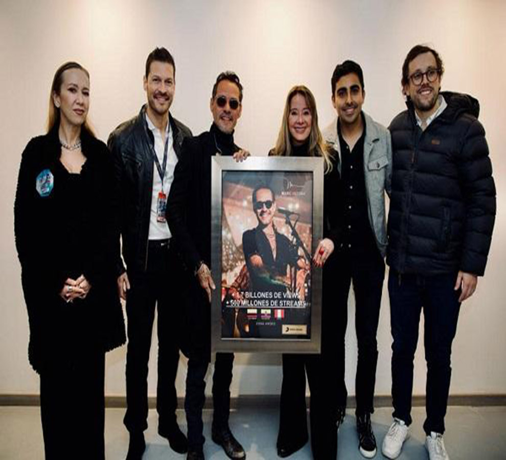 Marc Anthony deja Colombia con un botellazo viralizado y un reconocimiento por 1.7 billones de views