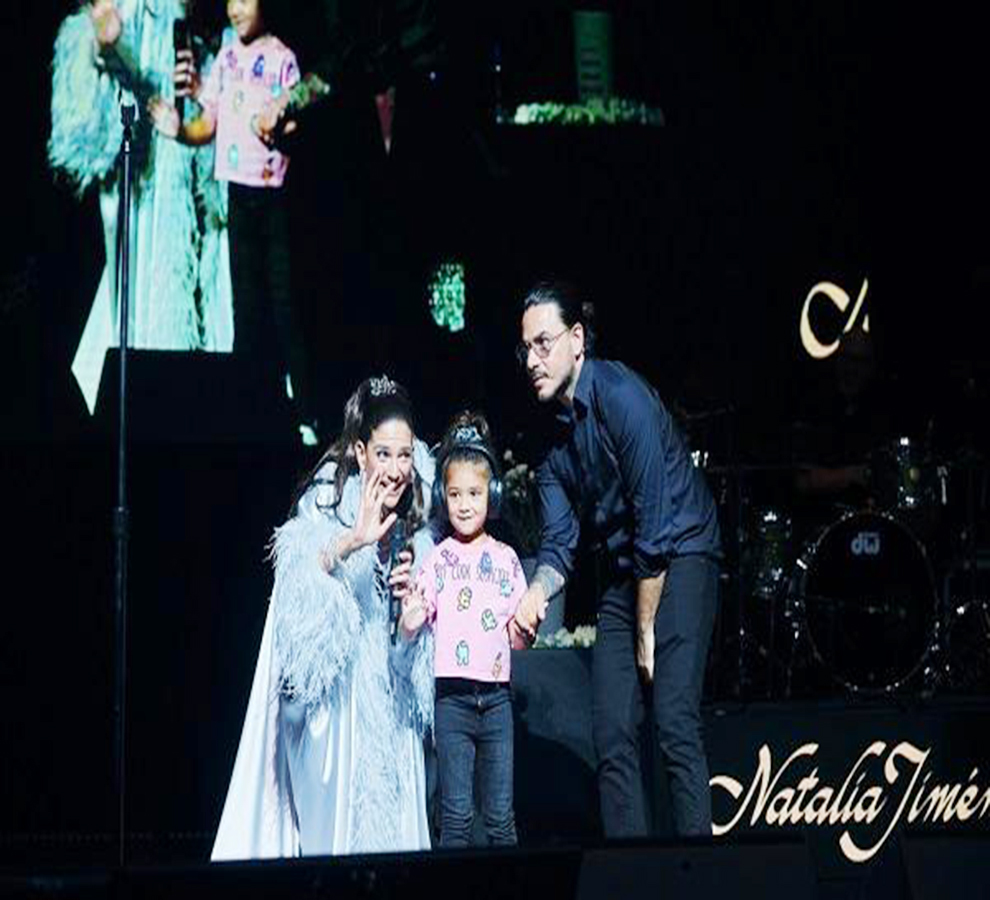 Natalia Jiménez en concierto de Miami lloró, se despeinó y presentó a su hija Alessandra