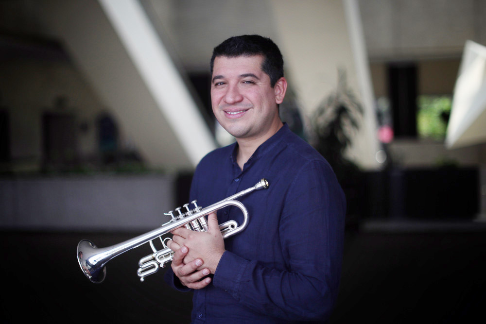 El trompetista Pacho Flores mira al futuro de la música latina con “Estirpe”