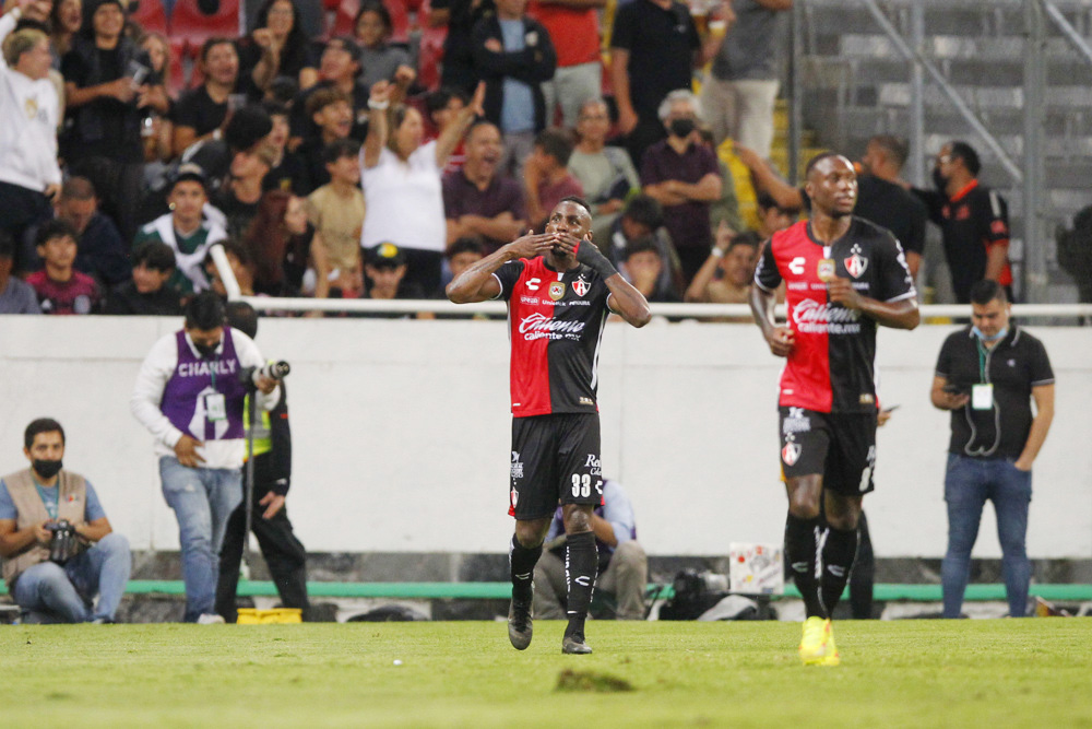 El colombiano Quiñones anota en el triunfo del campeón Atlas sobre Querétaro