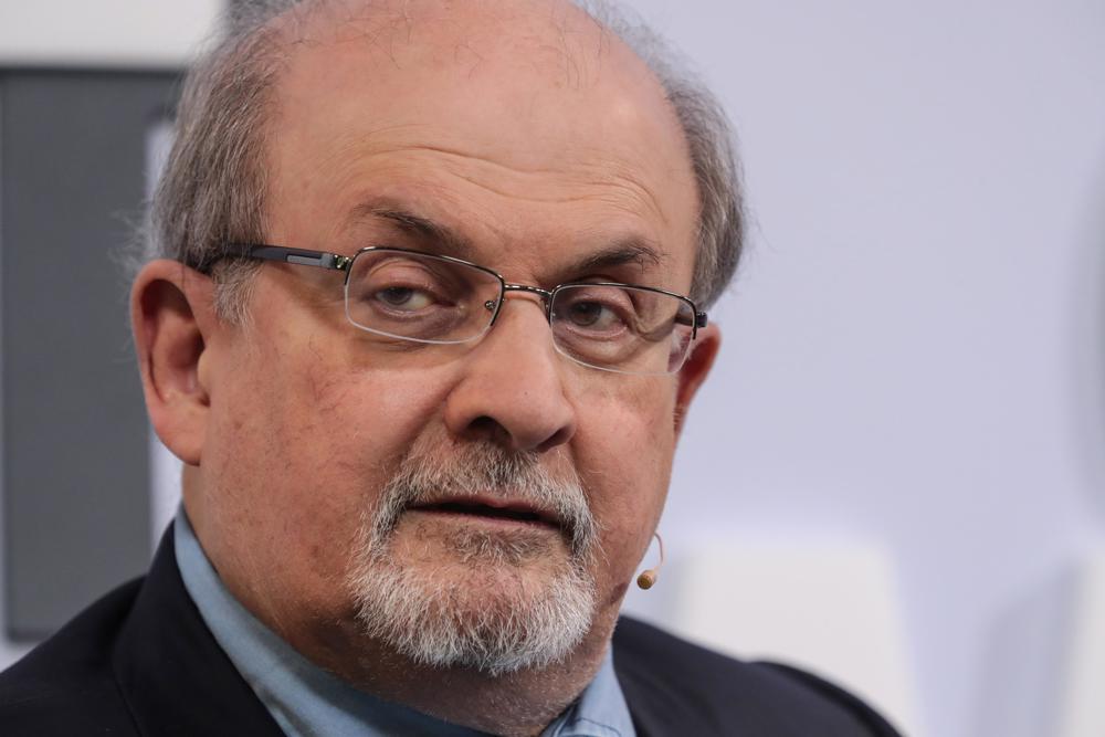 “Los versos satánicos”, entre los más vendidos tras el ataque a Rushdie