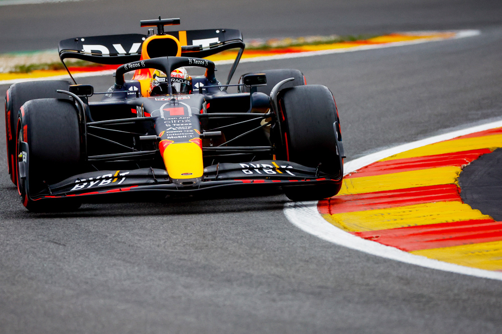 Verstappen delante de Leclerc, que penalizan y saldrán desde el fondo en Spa